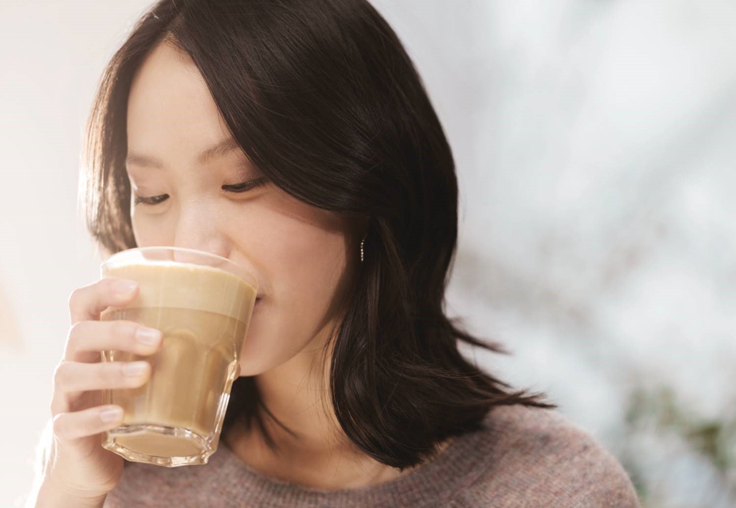 women-drinking-coffee-260122
